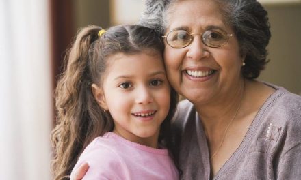 Científicos lo dicen… ¡las abuelitas quieren más a sus nietos que a sus hijos!