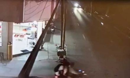 Atropellan a jóvenes motociclistas; uno de ellos pierde la vida en Guanajuato (video)