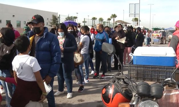 Adolescentes abarrotan módulo de vacunación en Torreón
