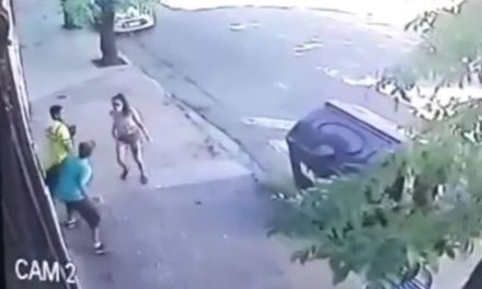 Captan momento en que mujer asesina a su expareja en plena calle y a luz de día