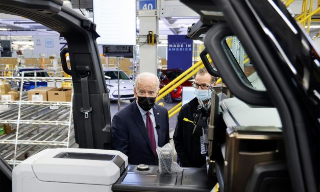 Biden ayudará en la costosa transformación de las fábricas para vehículos eléctricos
