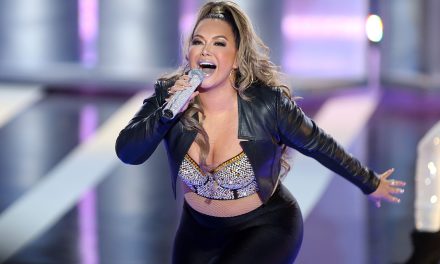 Chiquis Rivera se queda sin voz en pleno concierto y no la perdonan (video)