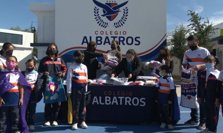 Colegio Albatros entrega capas a Niños con Leucemia en Saltillo