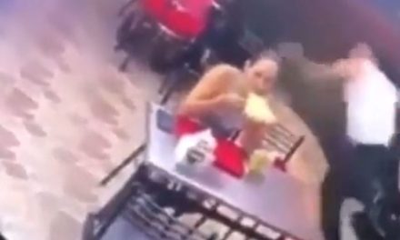 En asalto a pareja: novio sale corriendo y ella sigue tranquilamente comiendo pizza (video)