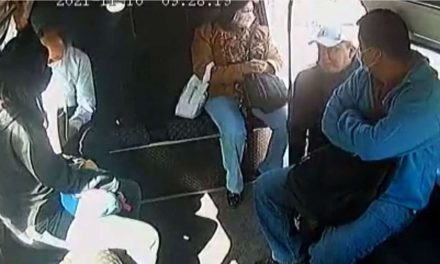 ¡Sí se la supo!; chofer frustra asalto en transporte público en Edomex (video)