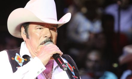 ‘Ojitos sí, manitas no’; Lalo Mora tiene ‘prohibido’ acercarse a sus fanáticas
