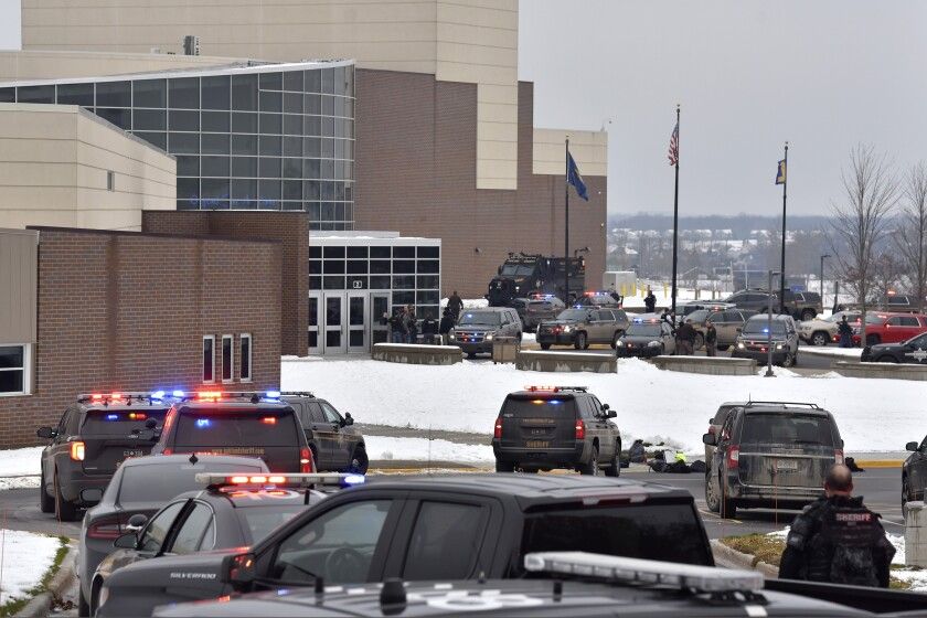 Se produce tiroteo en escuela de Michigan y deja tres muertos