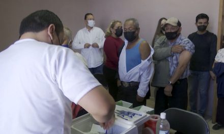 Vacunan a adultos mayores contra la influenza en Ramos Arizpe