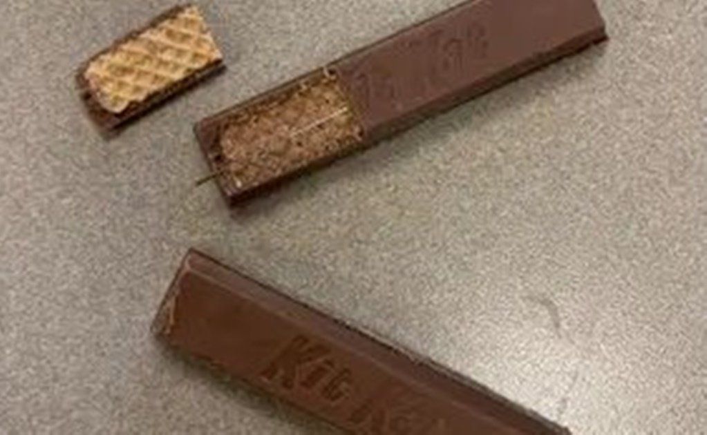 Encuentran agujas dentro de chocolate que dieron para Halloween