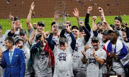 Los Bravos vendieron  su mercancía de campeón como pan caliente