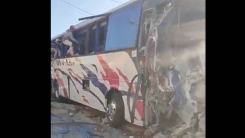 Choque de autobús en Edomex deja al menos 19 muertos