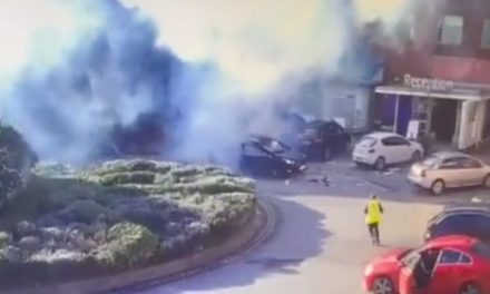 Momento en que taxi explota afuera de hospital; fue ataque terrorista en Liverpool (video)