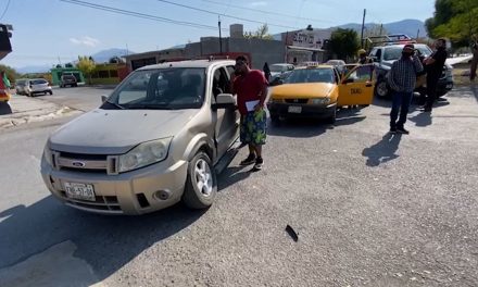 ‘¡Frenaaaaaa!’; Camioneta ocasiona accidente contra un taxi por pasarse alto