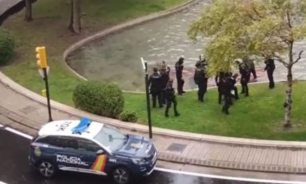 Se suicida enfrente de una decena de policías y ninguno lo detiene (video)