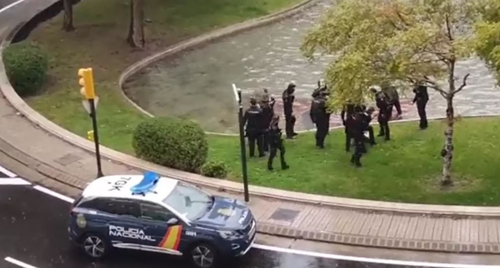 Se suicida enfrente de una decena de policías y ninguno lo detiene (video)