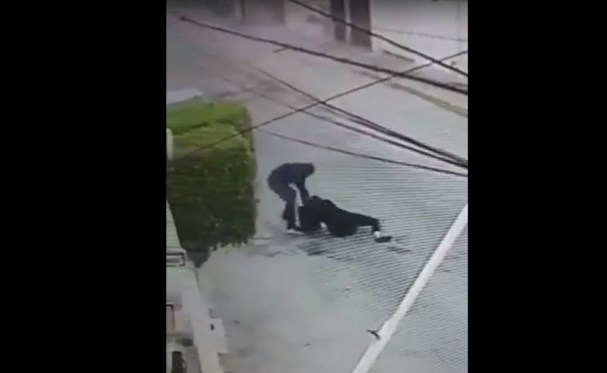 Arrastra y azota a joven luego de intentar robarla en Ciudad de México (video)