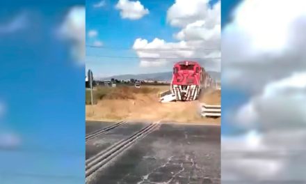 Taxi le quiere ganar al tren y lo embisten en Hidalgo