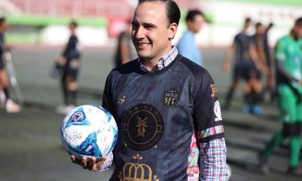 Visita Manolo a jugadores del Saltillo FC