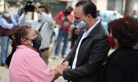 Manolo Jiménez continúa entregando obras sociales en colonias de Saltillo