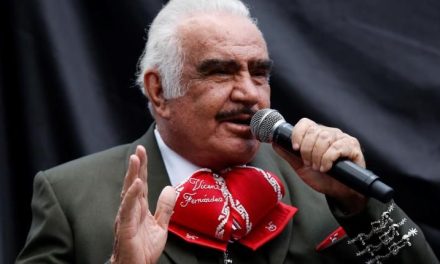 Mejora salud de Vicente Fernández, ya respira sin ventilador artificial