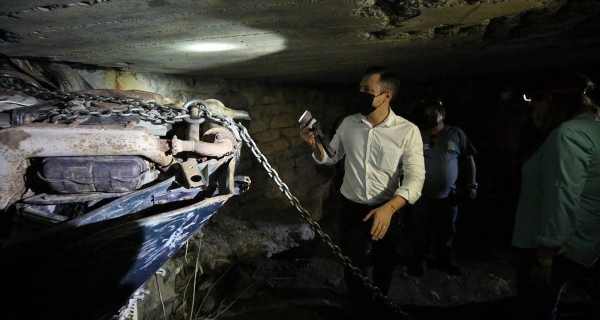 Grandes tesoros: Encuentran vocho en el drenaje (Video)