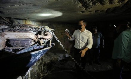 Grandes tesoros: Encuentran vocho en el drenaje (Video)