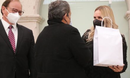Marcela Gorgón entrega prótesis mamarias a guerreras que vencen al cáncer