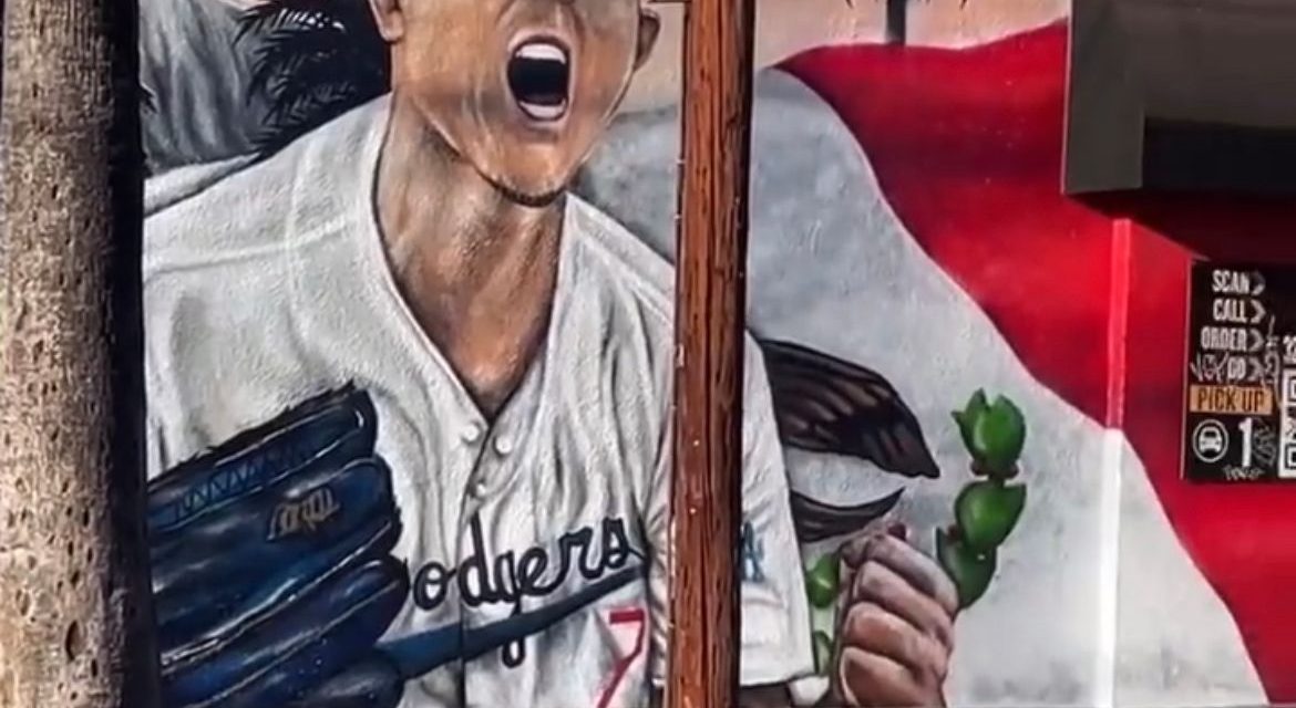 Muralista en LA rinde homenaje a Kobe Bryant y Julio Urías