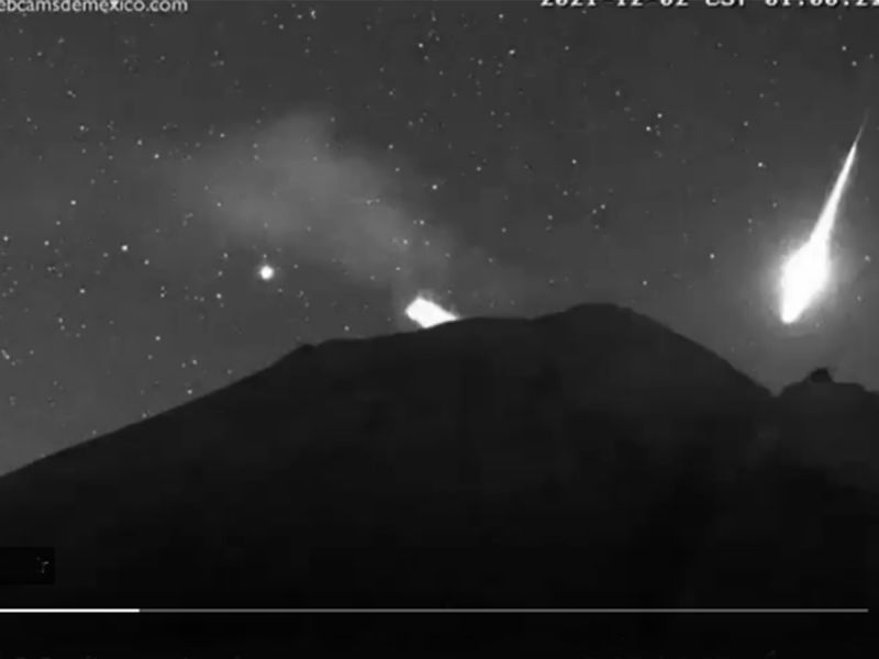 ¿Meteorito? Espectacular suceso en el volcán Popocatépetl