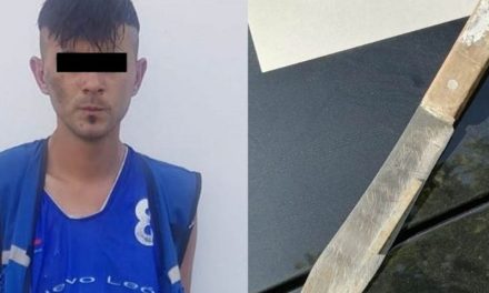 Amenaza y agrede a su abuelita con un cuchillo; lo detienen
