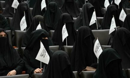 Talibanes emiten decreto con derechos de las mujeres afganas, pero sin leyes que los garanticen