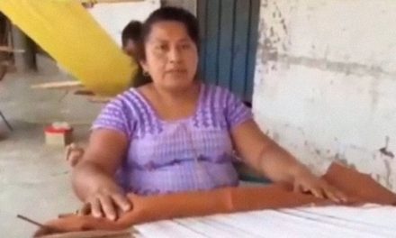 Artesana mexicana es invitada a exponer en Nueva York y al regresar le obligan a pagar impuestos por sus propias prendas