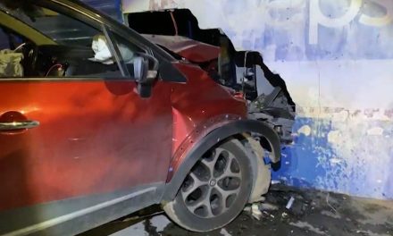 Menor de edad al volante deja grave a motociclista en Saltillo