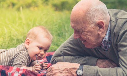 Abuelito decide cobrarle a su hija por cuidarle a su propio nieto