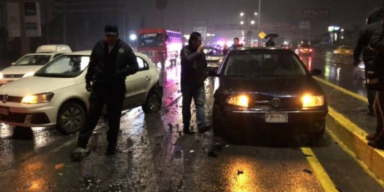 Conductor derrapa por lluvia y ocasiona  choques múltiples