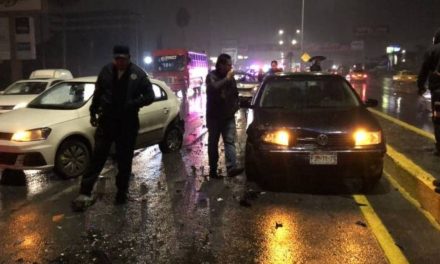 Conductor derrapa por lluvia y ocasiona  choques múltiples