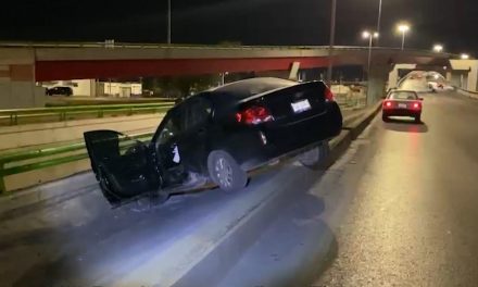 Hombre borracho y dormilón casi sale volando de El Sarape