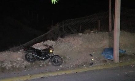 Motociclista pierde la vida al impactarse contra un poste en Ramos Arizpe