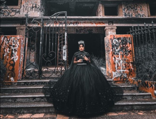 Quinceañera celebró su fiesta vestida de negro y con fotos en una casa ‘narcosatánica’ en Tamaulipas