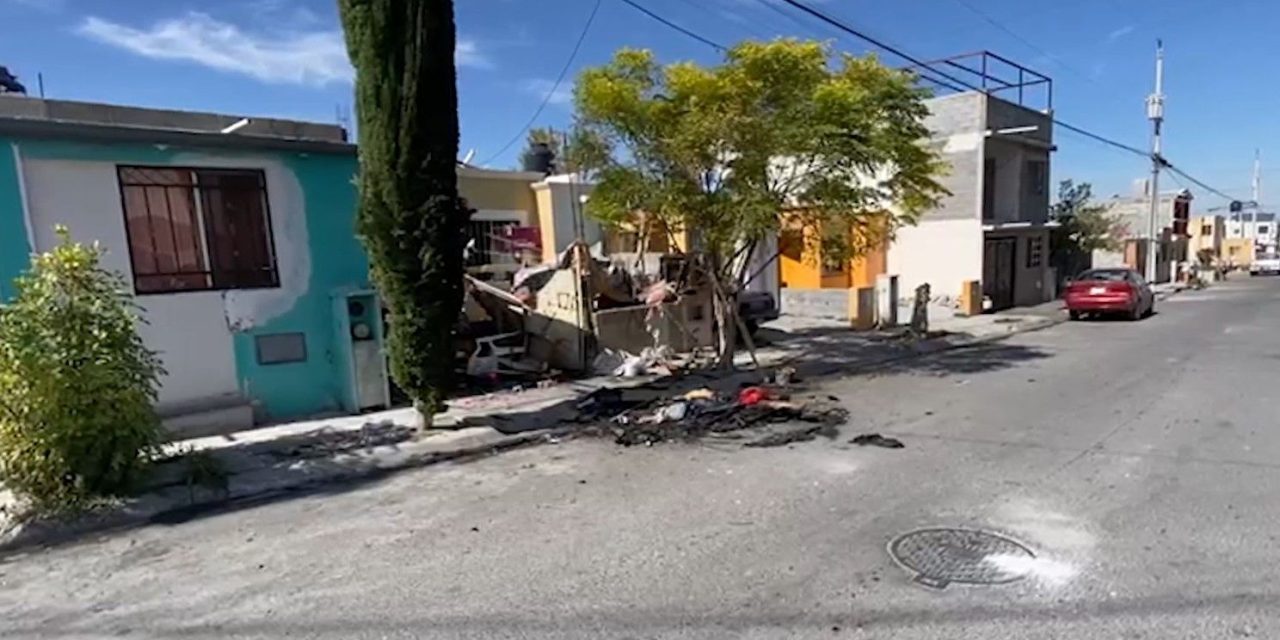 Corren a mujer de su domicilio en Saltillo; vecinos le queman  sus pertenencias