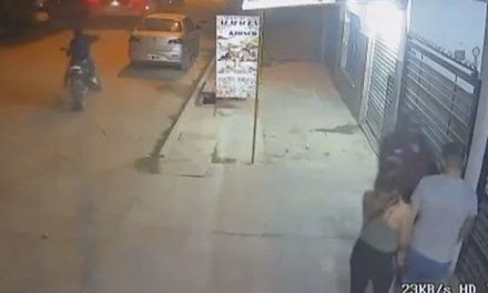 ‘¡Resiste, amor!’; mujer se sorprende mientras le disparan a su novio en Argentina
