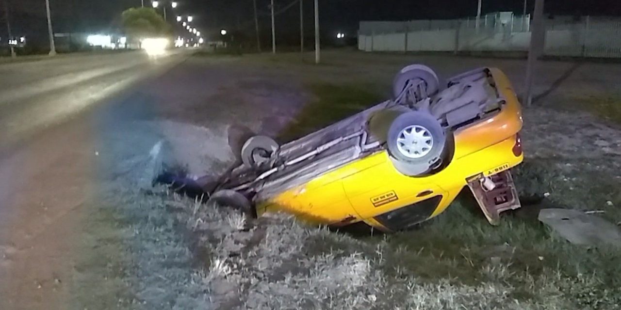 Conductor de un taxi pasa ‘volando’ un bordo y termina ‘patas pa’arriba’ en Saltillo