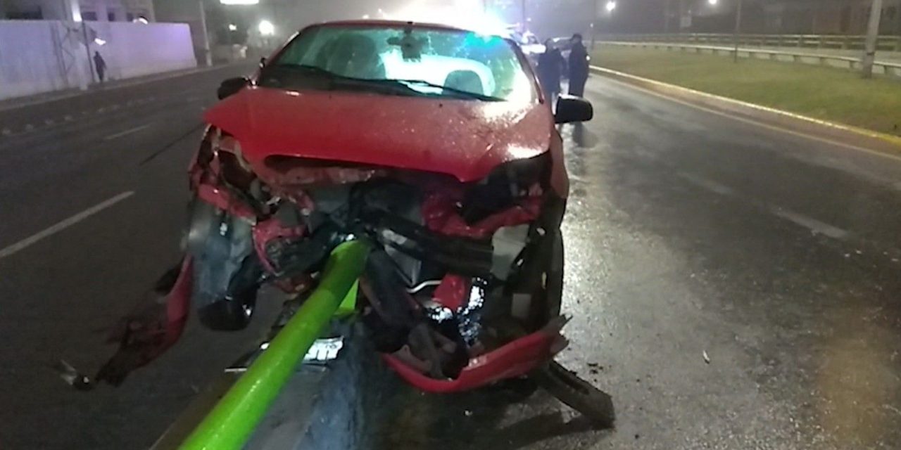 Indeciso se queda a nada de quedar volcado en el Distribuidor Vial en Saltillo