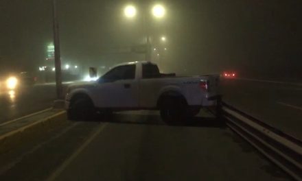 Hombre choca su troca y la abandona en medio de la calle en Saltillo