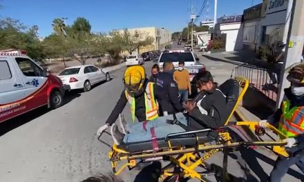 Hombre se pasa el alto y arrolla a motociclista en Saltillo