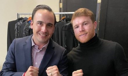 ¿El ‘Canelo’ Álvarez está en Saltillo? Manolo Jiménez posa con el boxeador