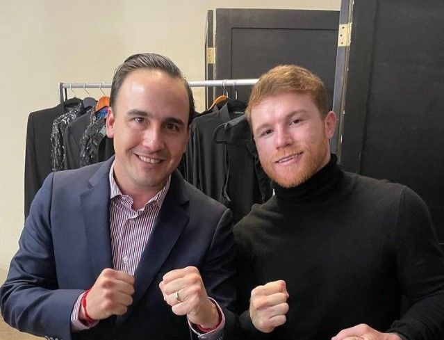 ¿El ‘Canelo’ Álvarez está en Saltillo? Manolo Jiménez posa con el boxeador