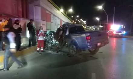 Hombre muere prensado tras chocar su camioneta en Saltillo