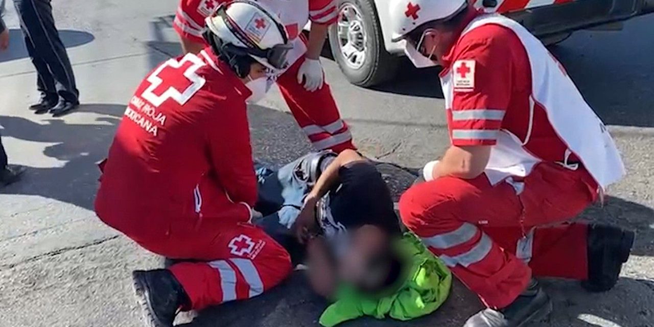 Arrollan a motociclista por ignorar la luz roja en Saltillo