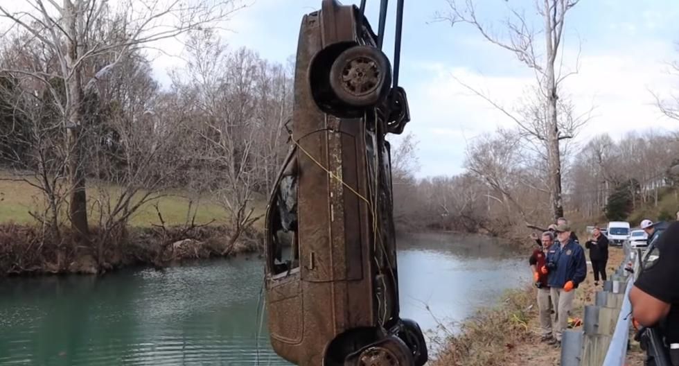 Youtuber descubre un auto de adolescentes desaparecidos